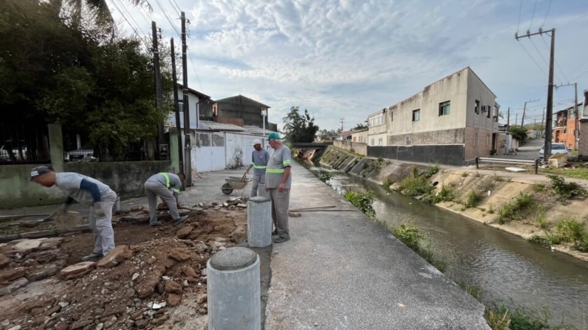 São José reforça segurança nas margens do Rio Três Henriques com instalação de barreiras d...
