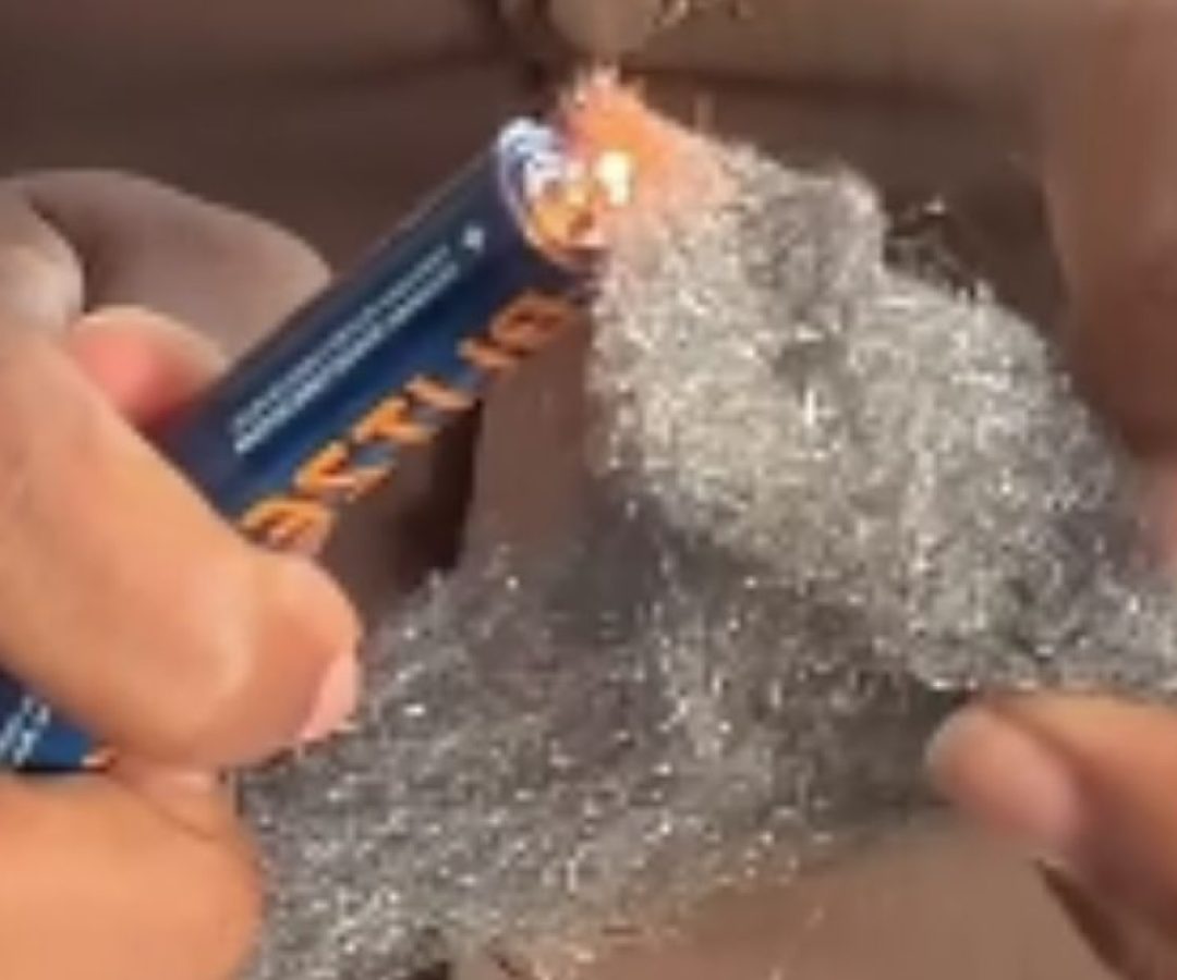 Experimento com pilhas e palha de aÃ§o chamou atenÃ§Ã£o nas redes sociais ao mostrar como a...