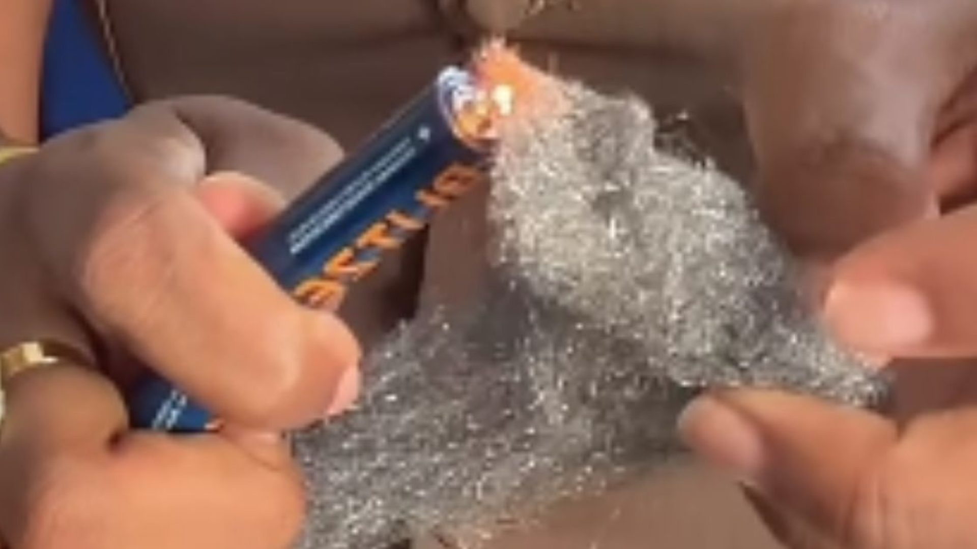 Experimento com pilhas e palha de aÃ§o chamou atenÃ§Ã£o nas redes sociais ao mostrar como a...