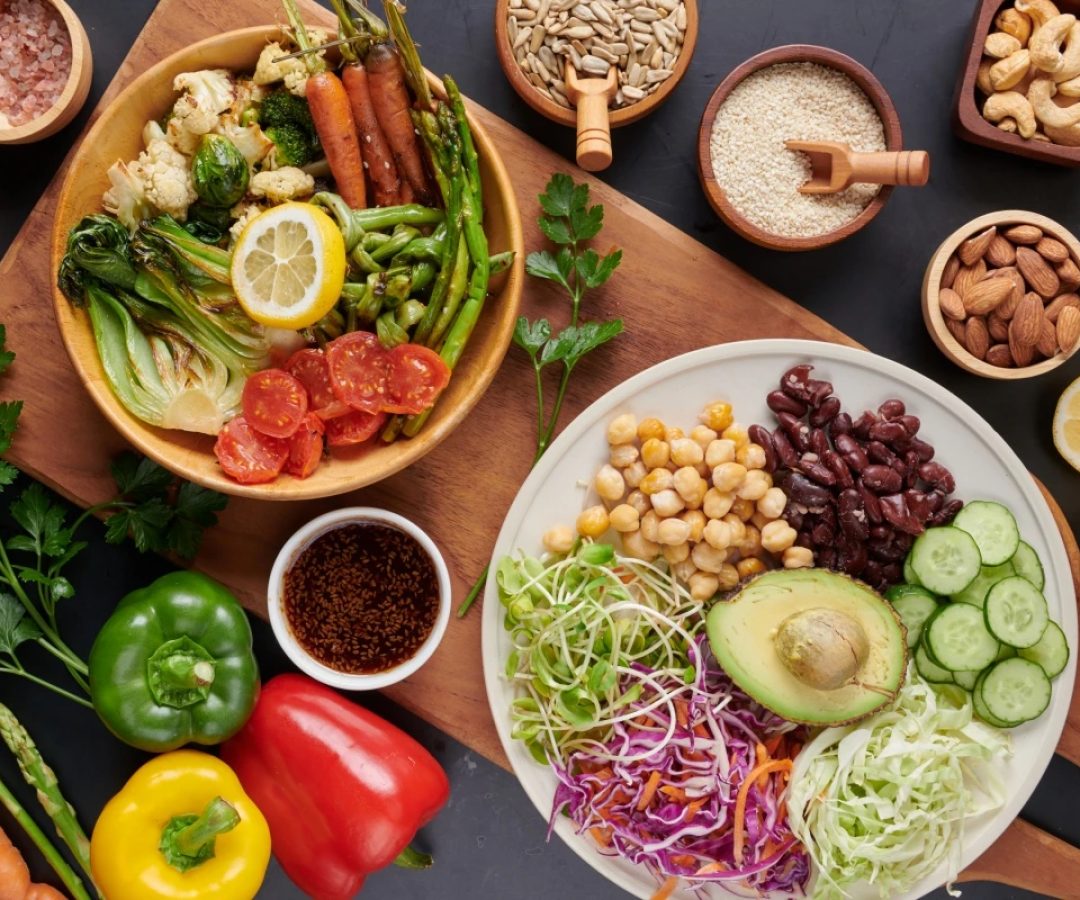 1 de 1 Fonte de proteína vegana. Prato Buddha bowl, abacate, pimentão, tomate, pepino, repolho ...