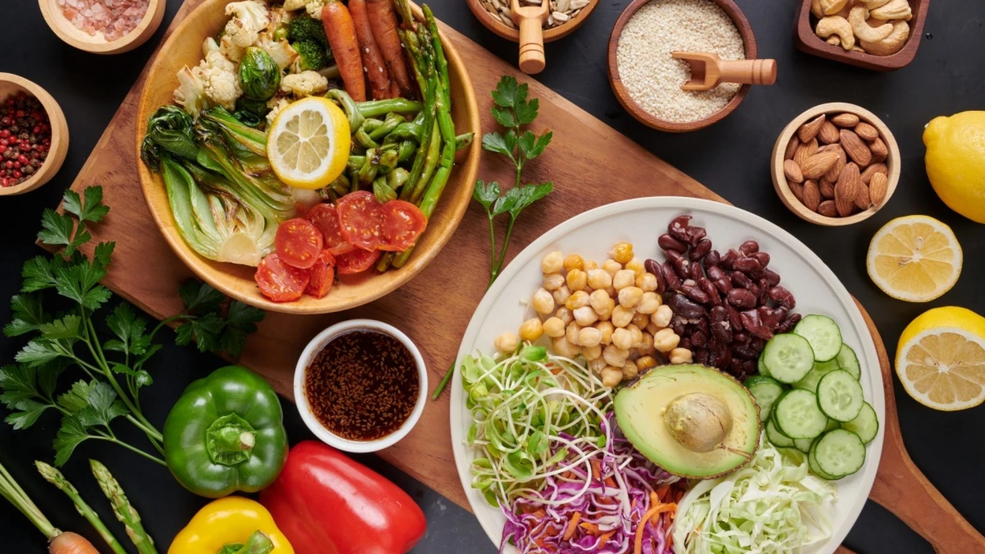 1 de 1 Fonte de proteína vegana. Prato Buddha bowl, abacate, pimentão, tomate, pepino, repolho ...