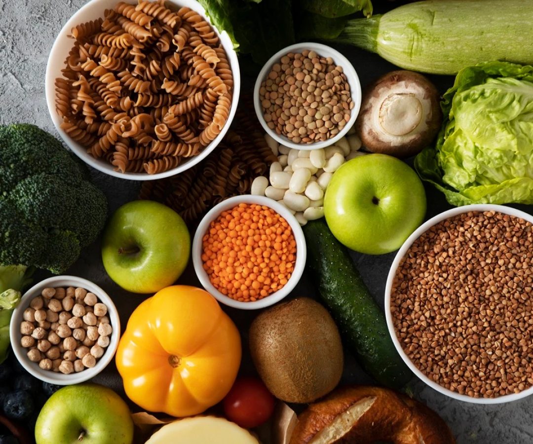 1 de 1 Foto de mesa com alimentos ricos em fibras, como frutas, vegetais e sementes - Metrópoles...