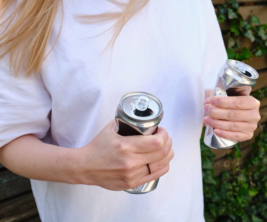 1 de 1 Foto colorida de mulher vestida com blusa branca amassando duas lástas de metal - Metróp...