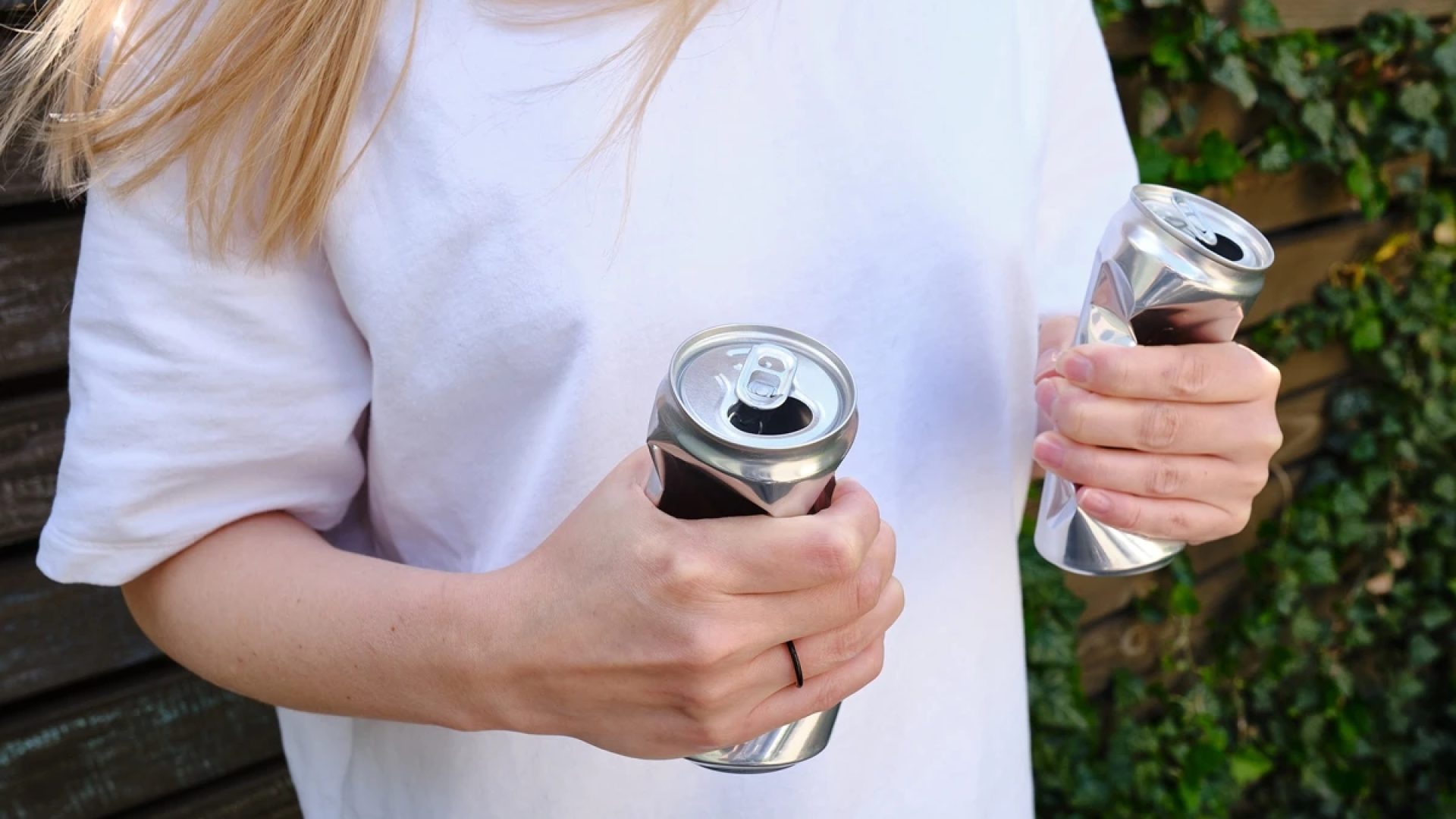 1 de 1 Foto colorida de mulher vestida com blusa branca amassando duas lástas de metal - Metróp...