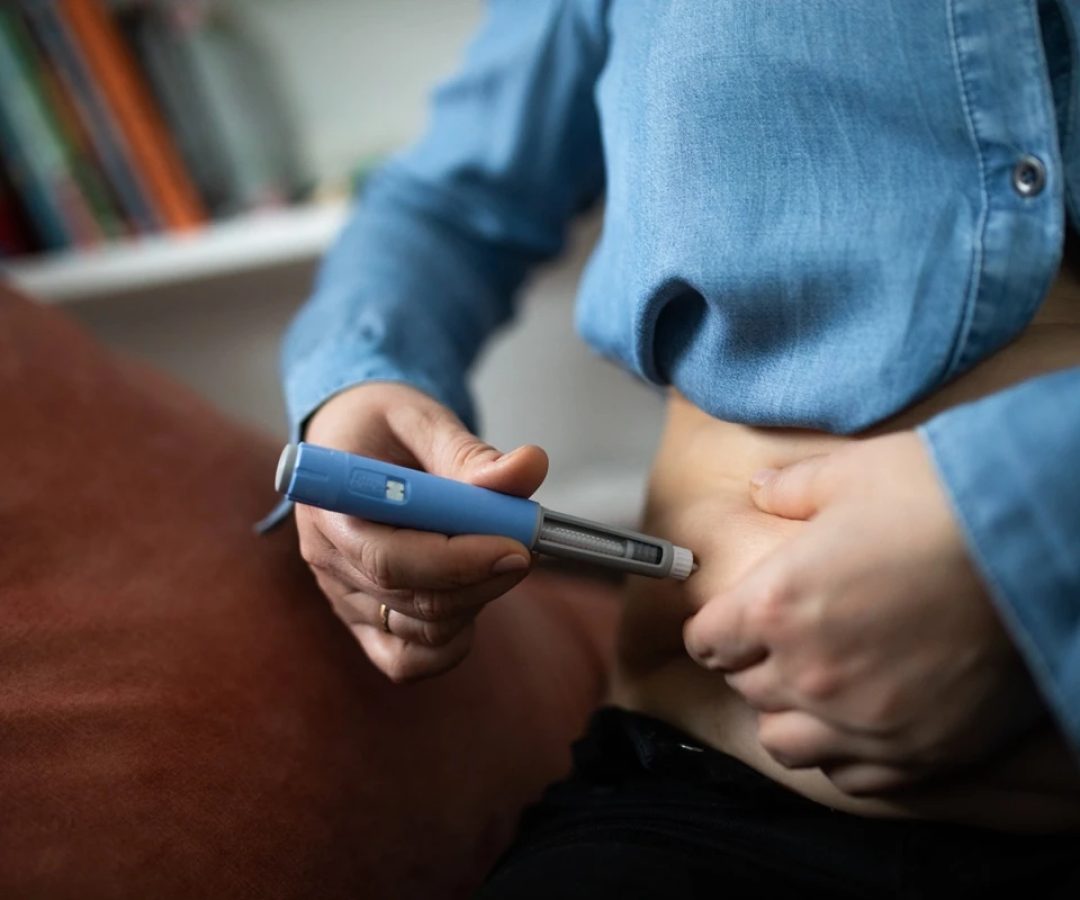 1 de 1 Pessoa aplicando insulina com um dispositivo semelhante a uma caneta, sentada. A imagem re...