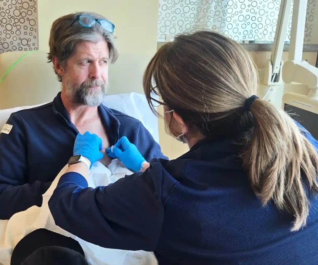 Foto colorida de homem passando por exames na mama - Metrópoles