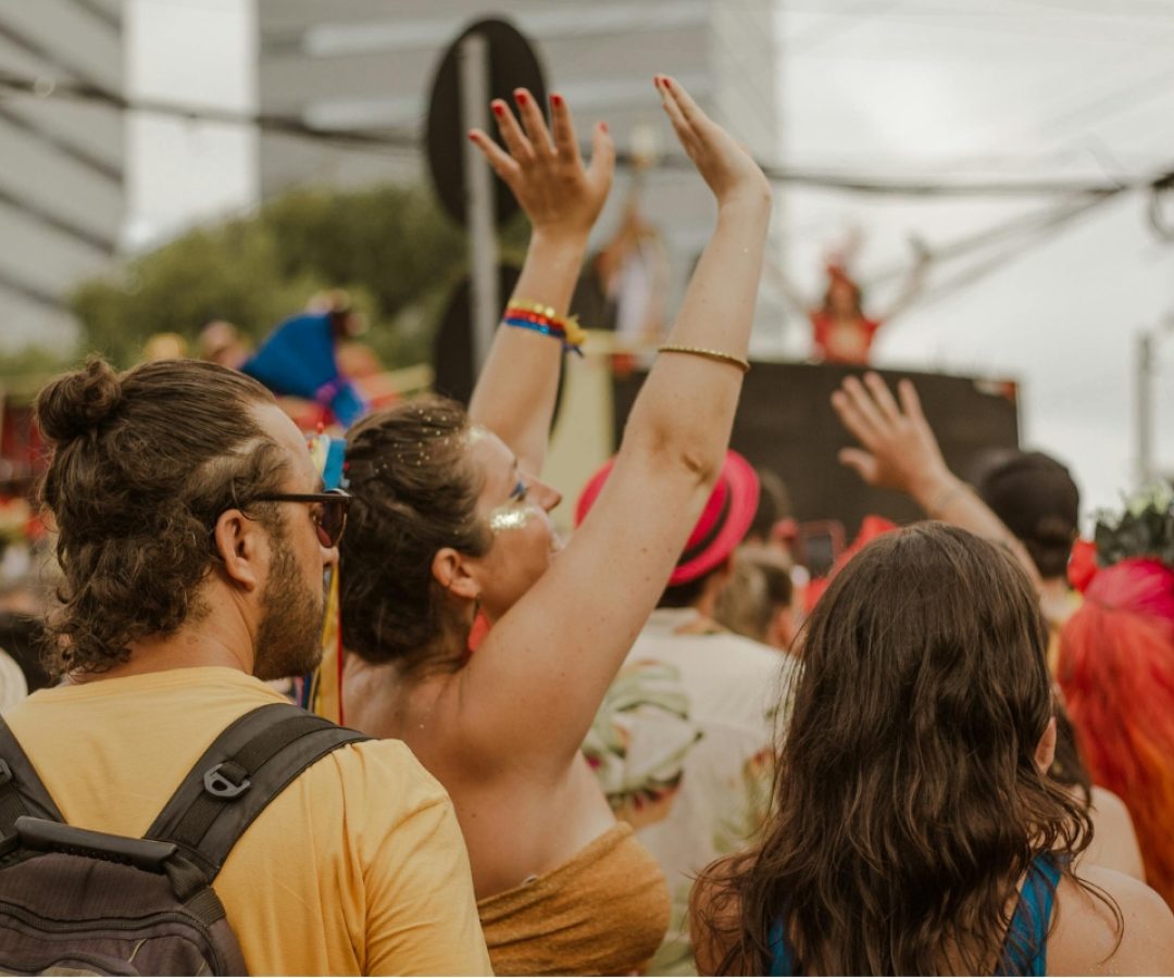 1 de 1 Foto colorida de pessoas na rua comemorando o Carnaval - InfoGripe, programa do SUS, alert...