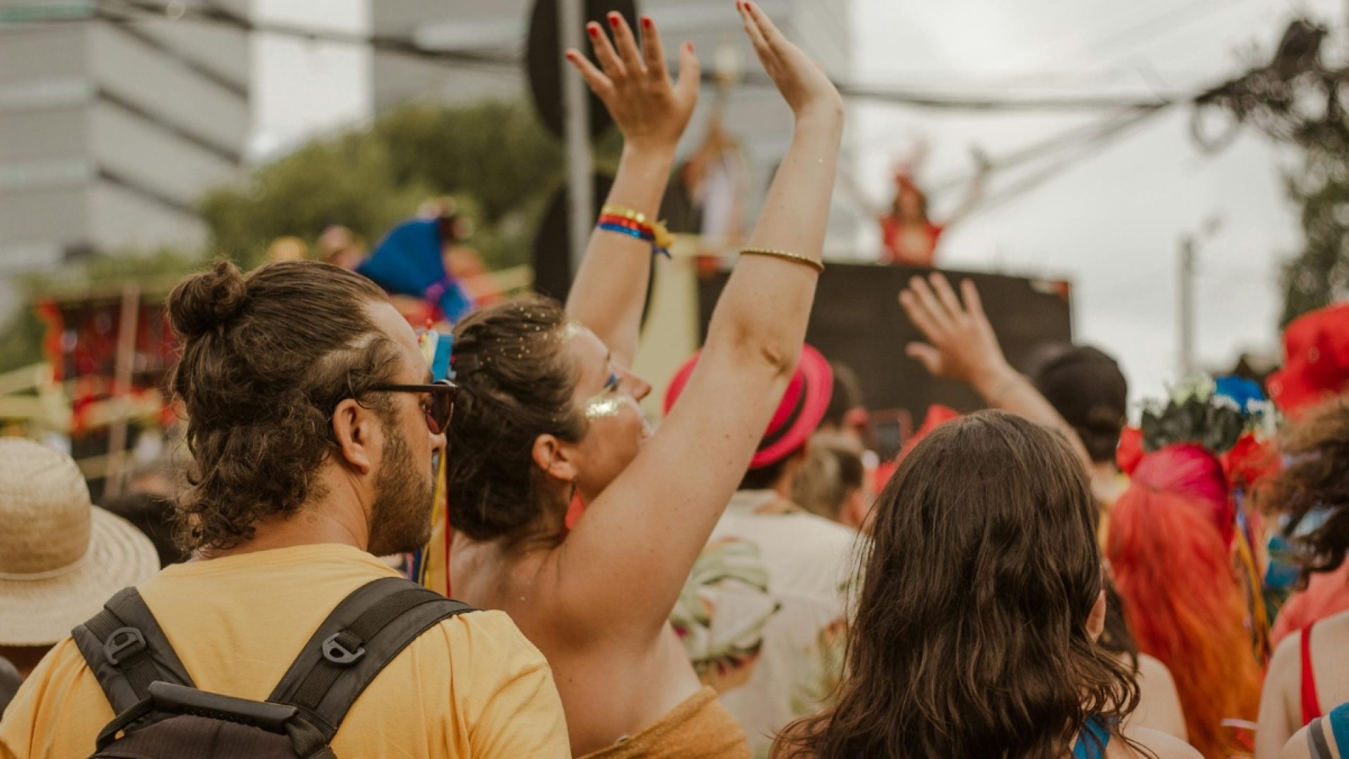 1 de 1 Foto colorida de pessoas na rua comemorando o Carnaval - InfoGripe, programa do SUS, alert...