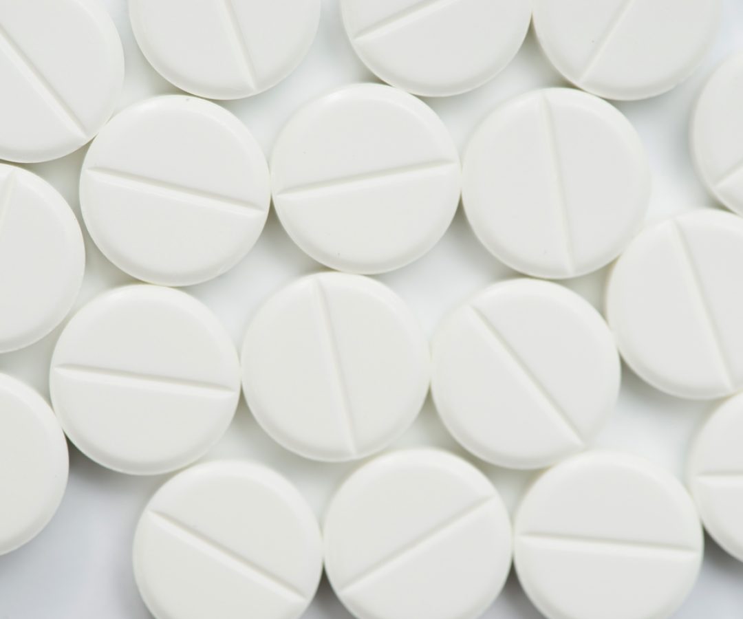 1 de 1 Comprimidos brancos redondos visto de cima. Metrópoles - Foto: Freepik