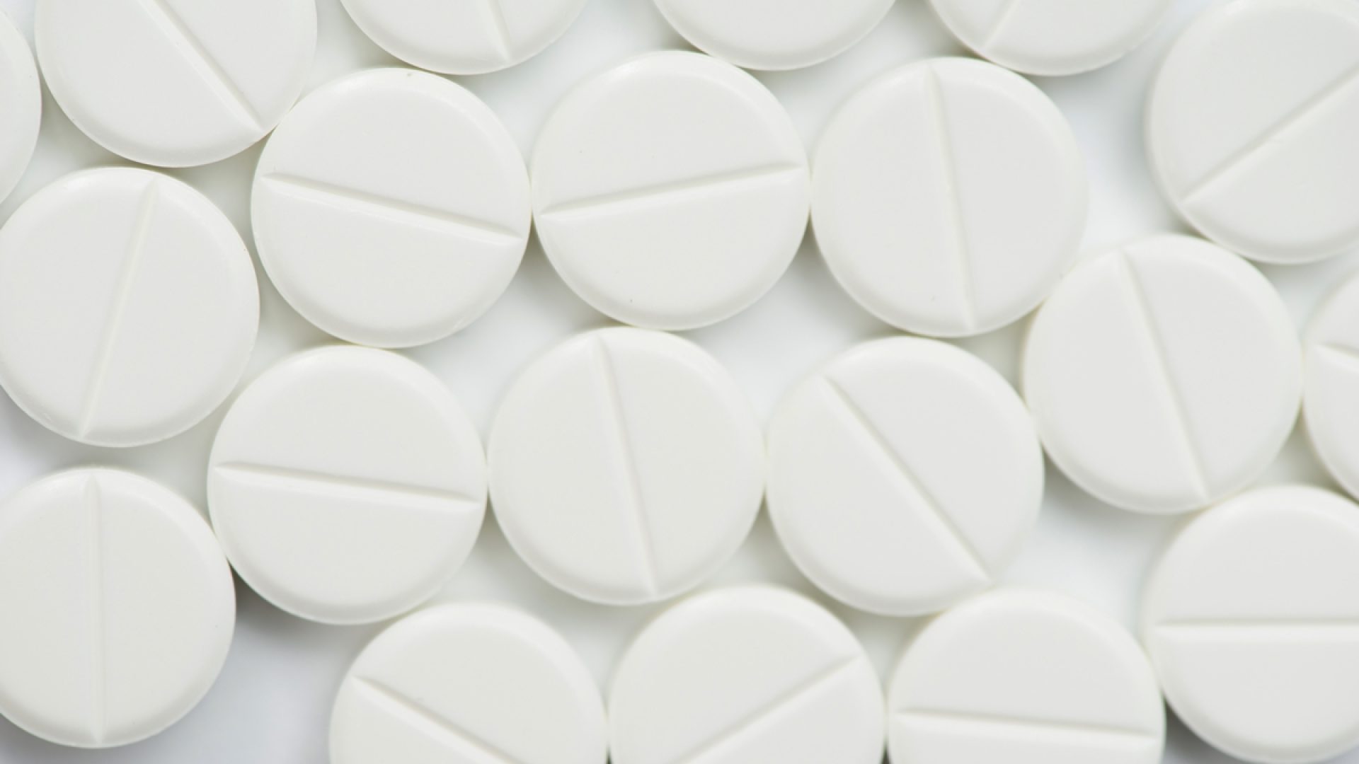 1 de 1 Comprimidos brancos redondos visto de cima. Metrópoles - Foto: Freepik