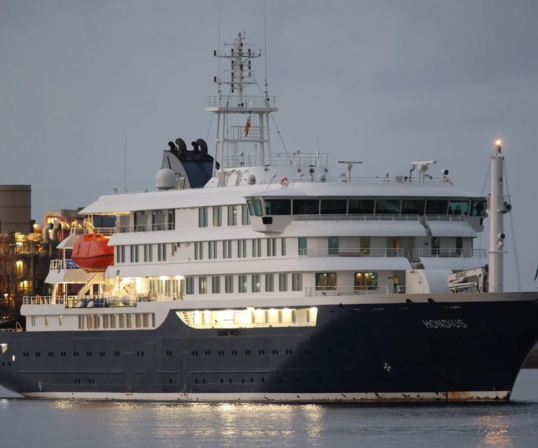 Foto colorida mostra o Navio de Cruzeiro MV Hondius, ligado a caso de contaminação por hantaví...