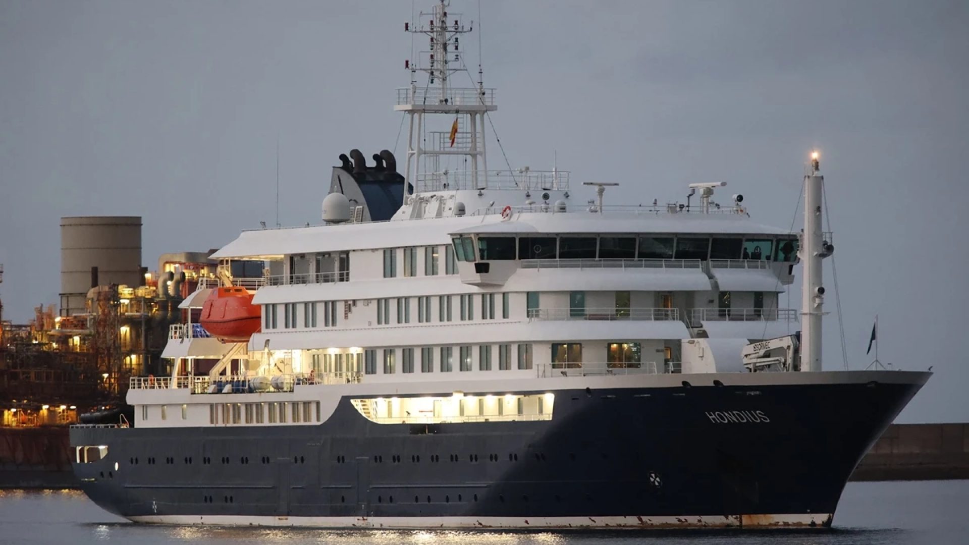 Foto colorida mostra o Navio de Cruzeiro MV Hondius, ligado a caso de contaminação por hantaví...