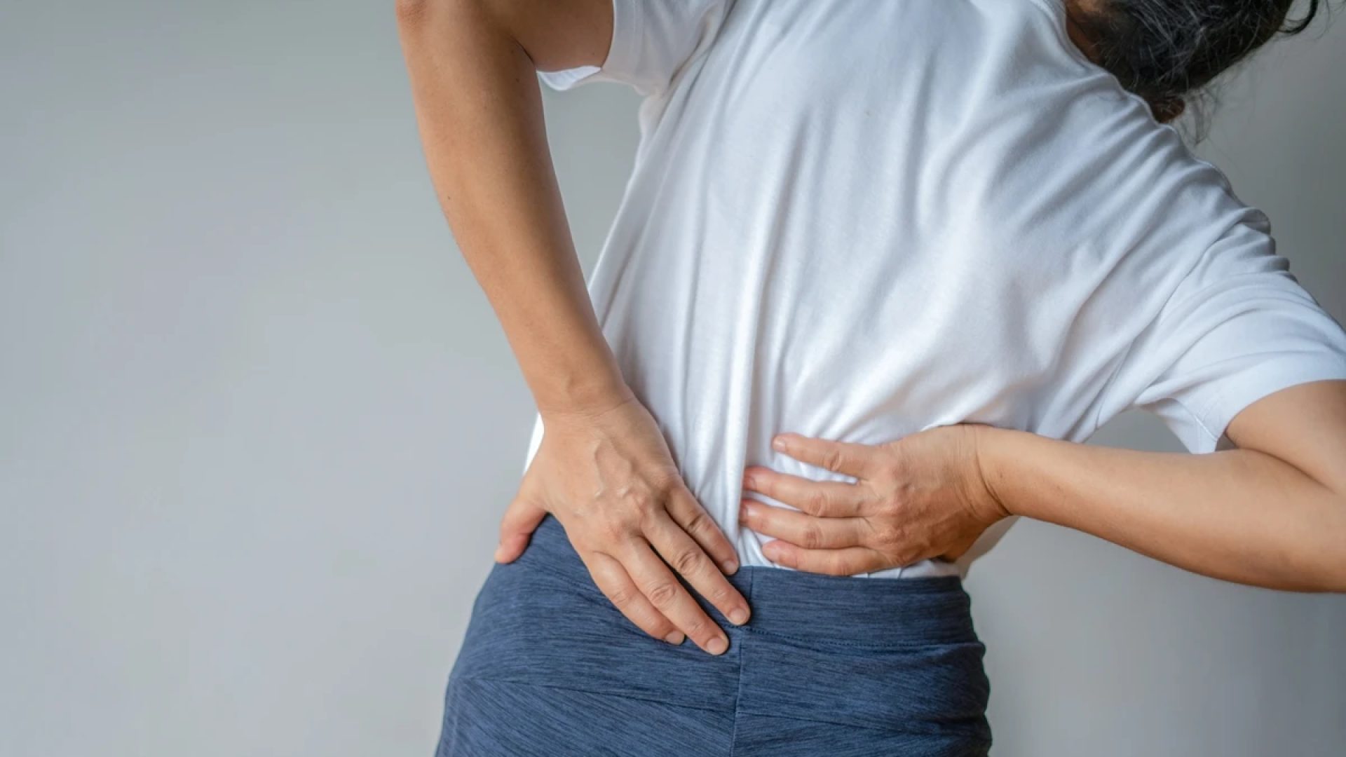 1 de 1 Mulher com dor lombar com mãos nas costas - Metrópoles - Foto: Boonchai Wedmakawand/ Get...