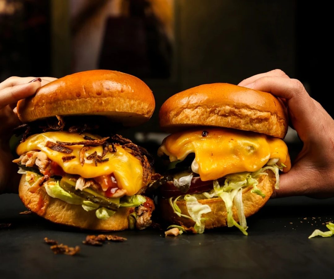 1 de 1 Foto colorida de dois hambúrgueres - Metrópoles - Foto: Freepik
