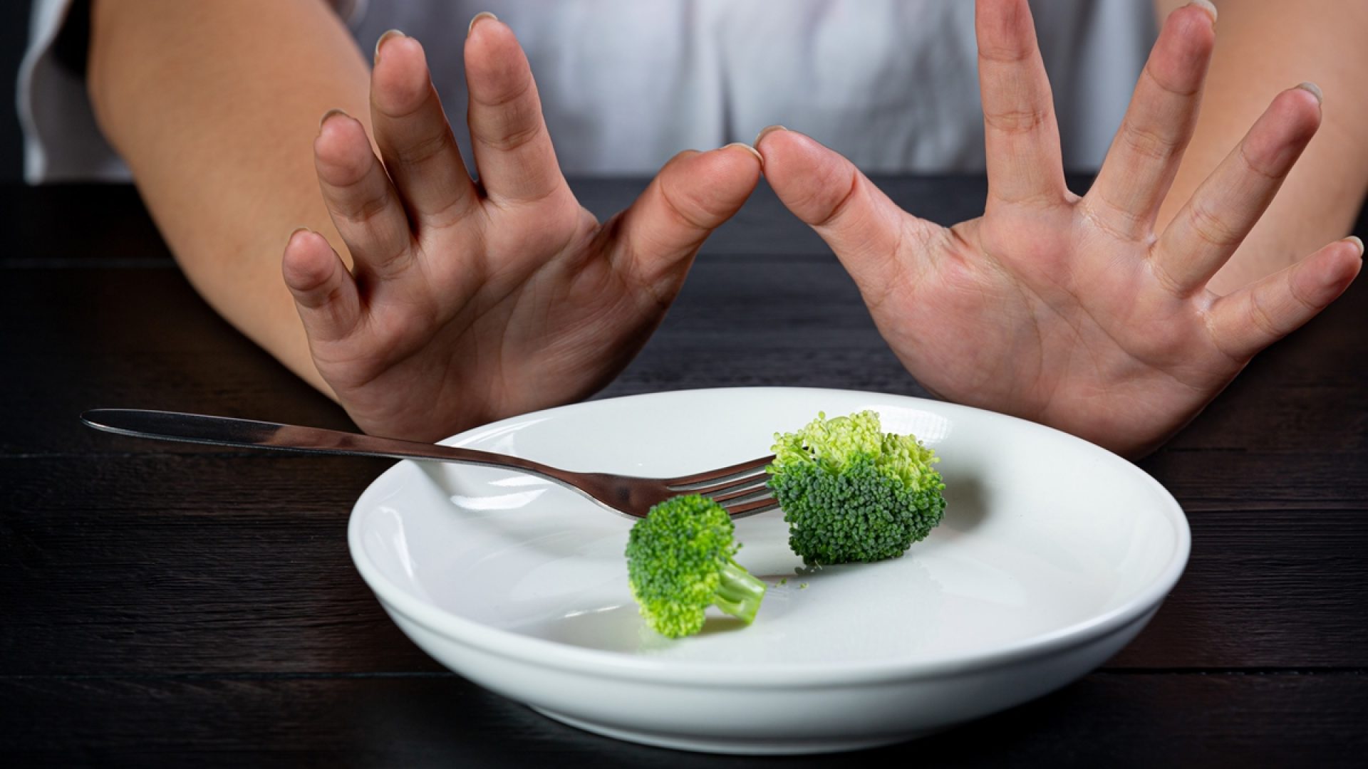 1 de 1 Mãos de mulher empurrando prato com brócolis - Metrópoles - Foto: Freepik