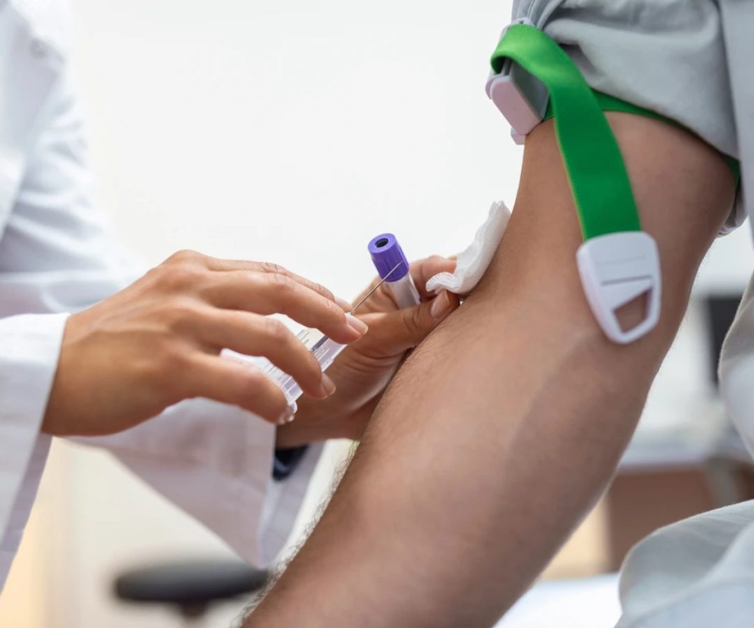 Preparação de exame de sangue por médica, uniforme médico, mesa, sala branca e iluminada; enf...