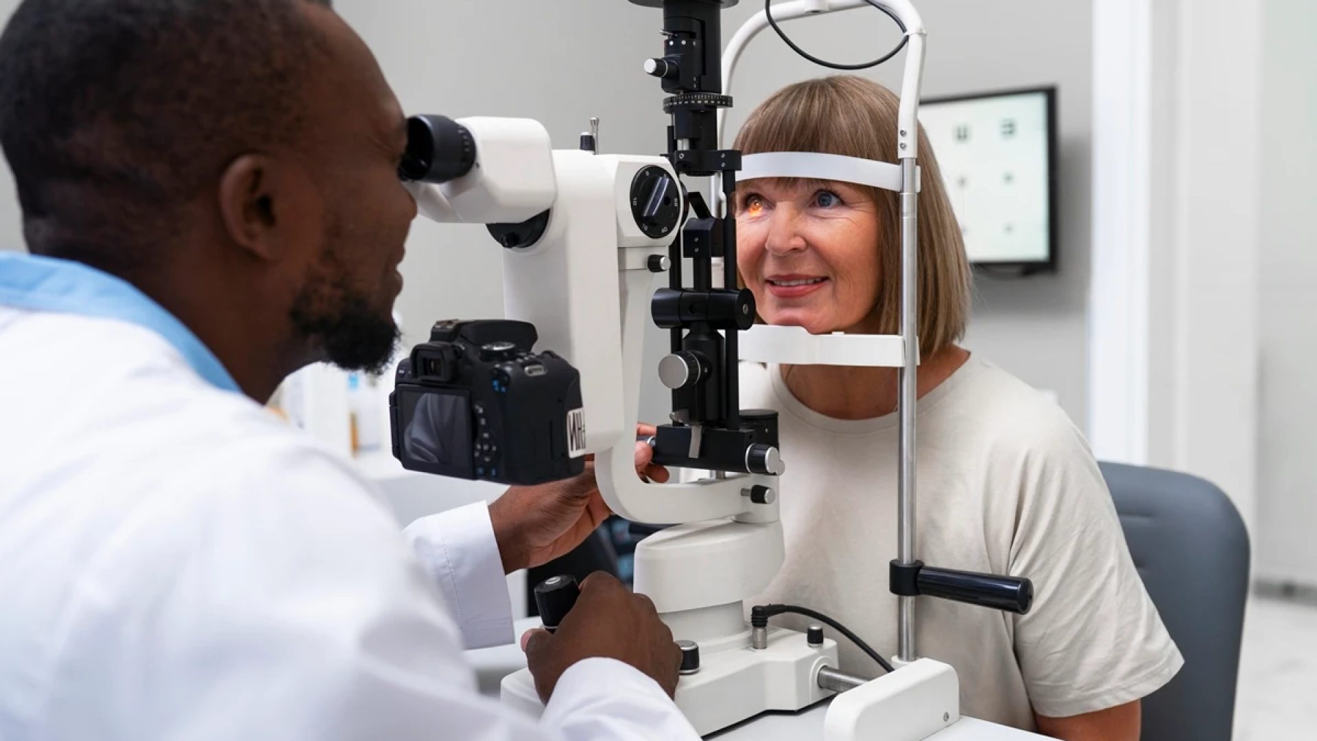 1 de 1 consultório médico e paciente no oftalmologista. Metrópoles - Foto: Freepik
