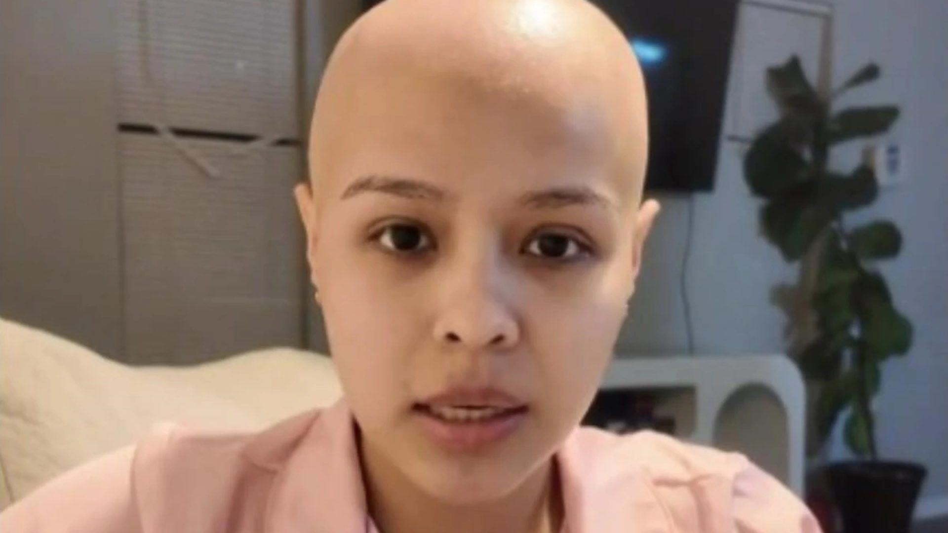 1 de 1 Foto colorida de mulher jovem com cabelo raspado após descoberta de cãncer - Metrópoles...