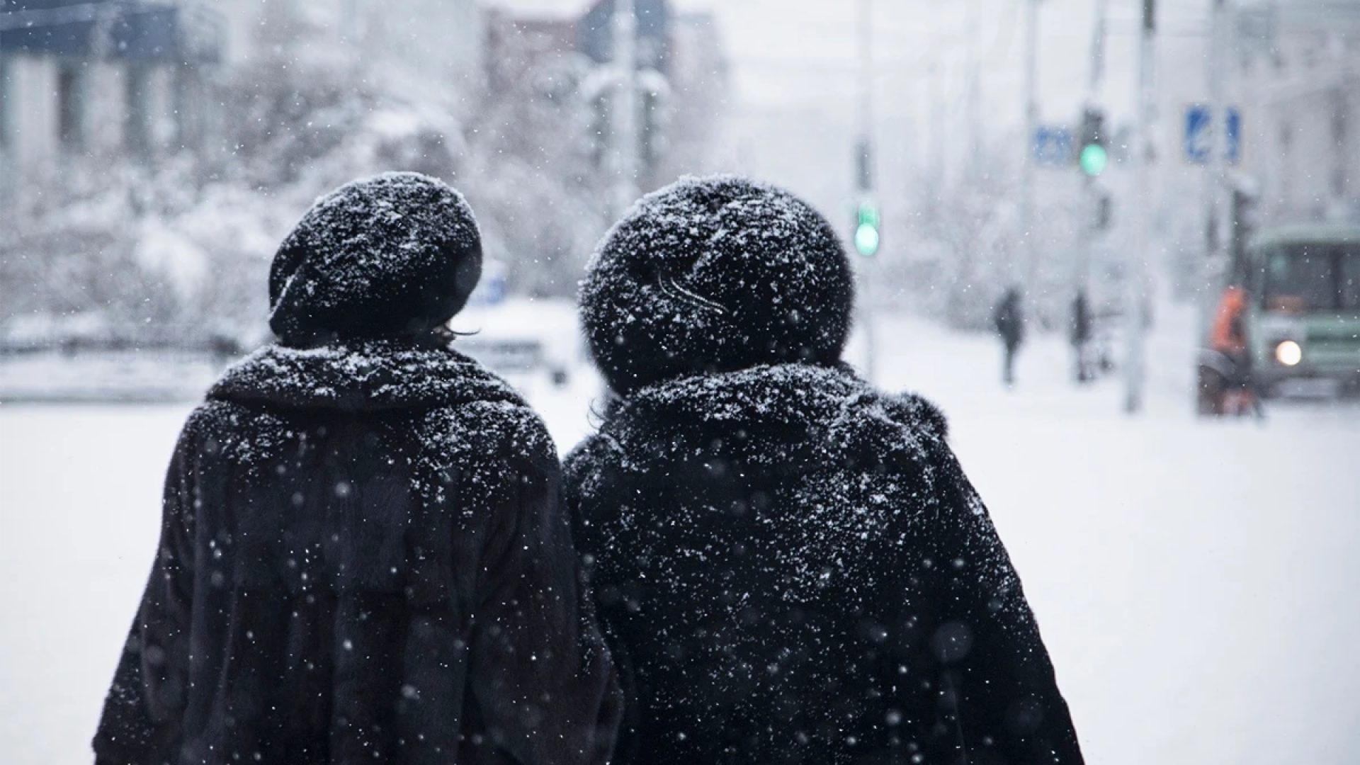 1 de 1 Vista traseira de pessoas em pé em um campo coberto de neve, Yakutsk, República de Sakha...