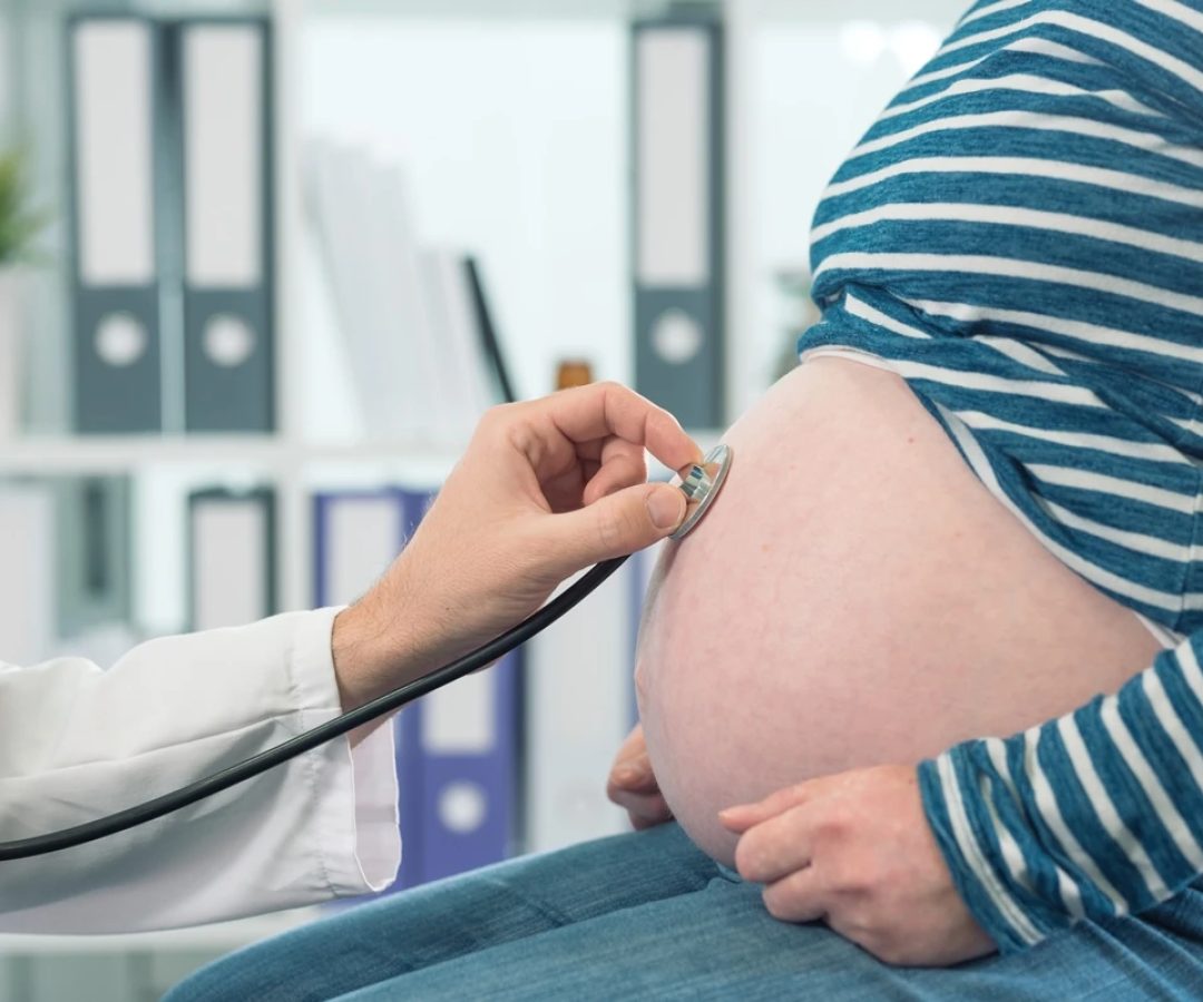 1 de 1 Médico examina barriga de gestante - Metrópoles - Foto: stevanovicigor/ Getty Images