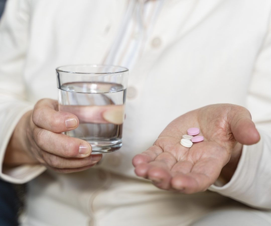 1 de 1 Foto de mão de idosa com comprimidos - Metrópoles - Foto: Freepik
