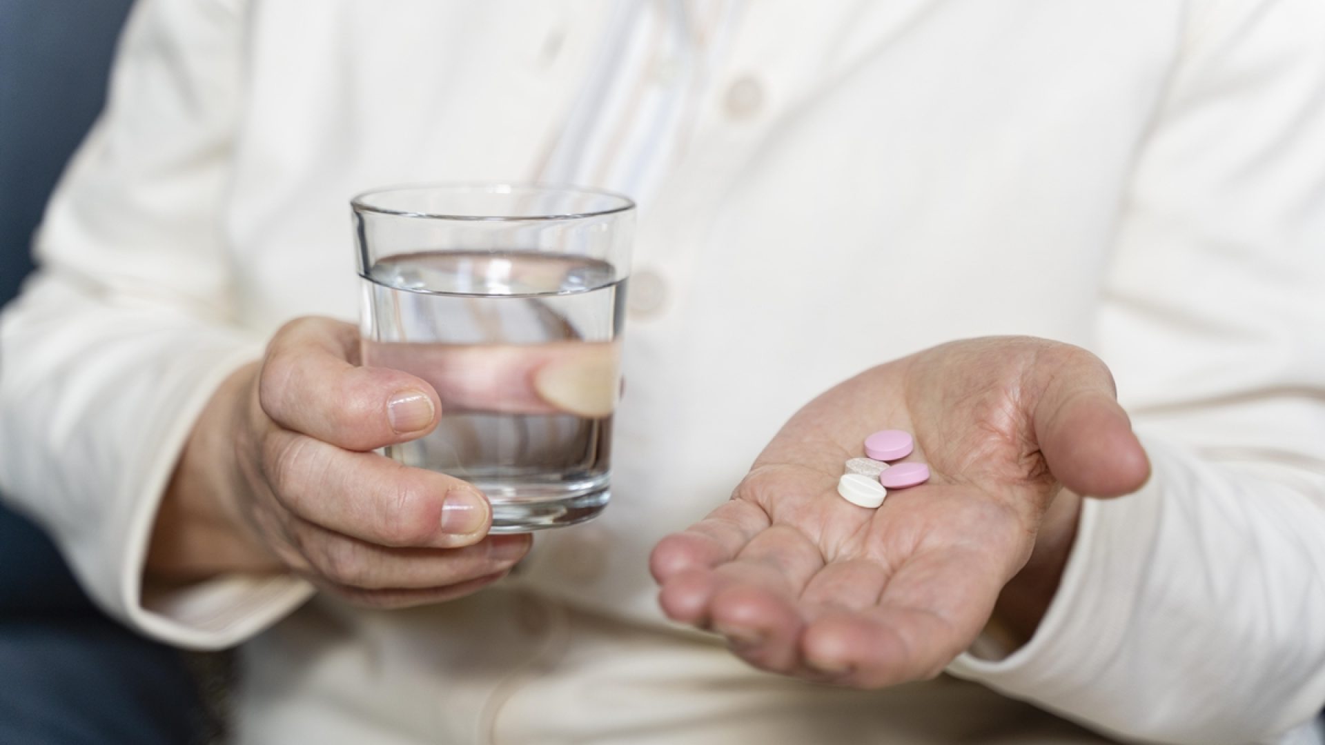 1 de 1 Foto de mão de idosa com comprimidos - Metrópoles - Foto: Freepik