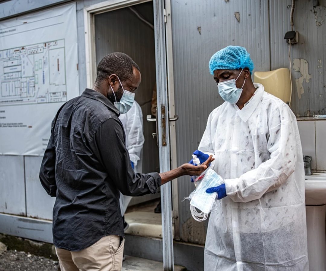1 de 1 Imagem colorida mostra médico analisando paciente - Metrópoles - Foto: MSF/ reprodução