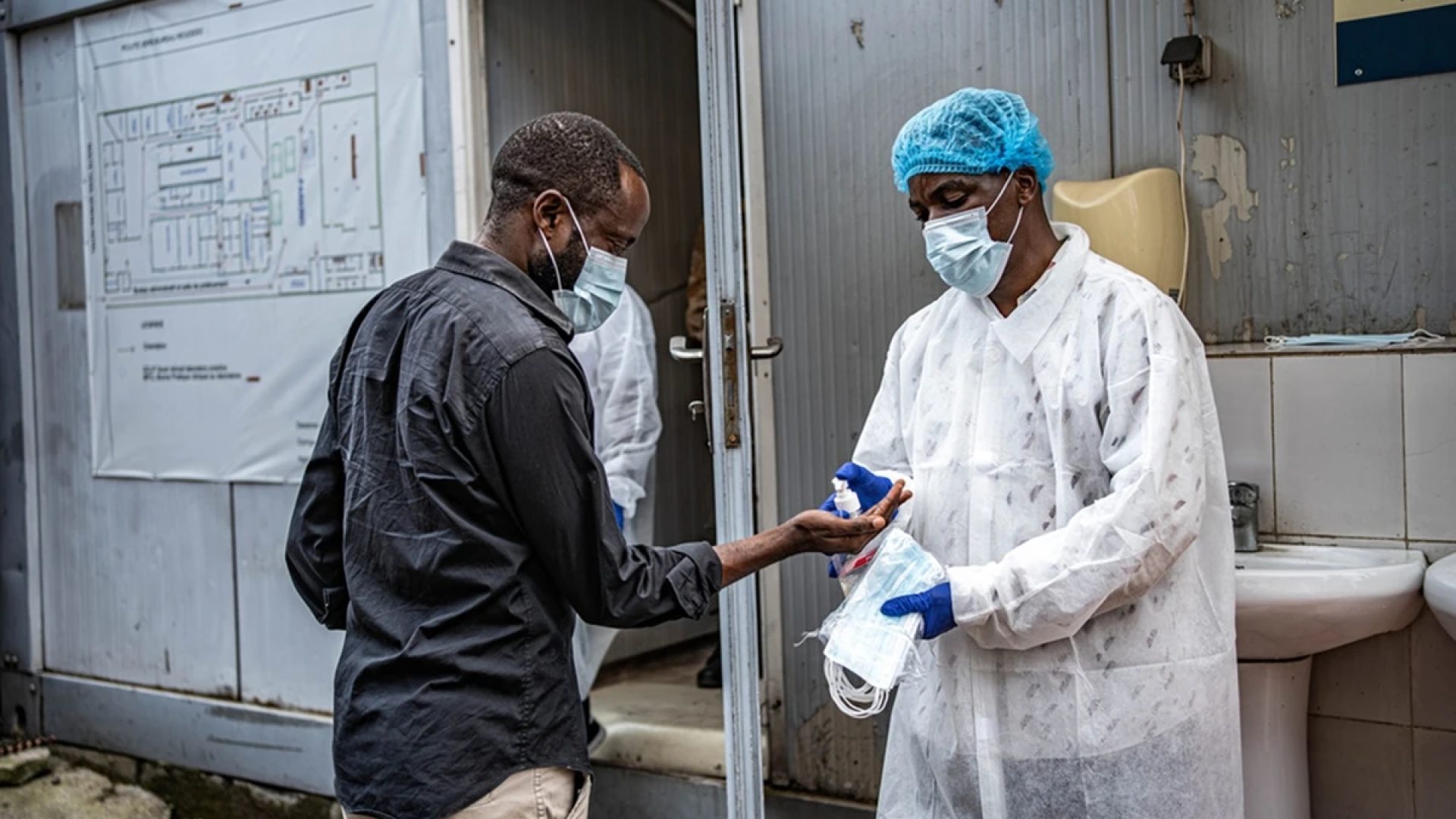 1 de 1 Imagem colorida mostra médico analisando paciente - Metrópoles - Foto: MSF/ reprodução