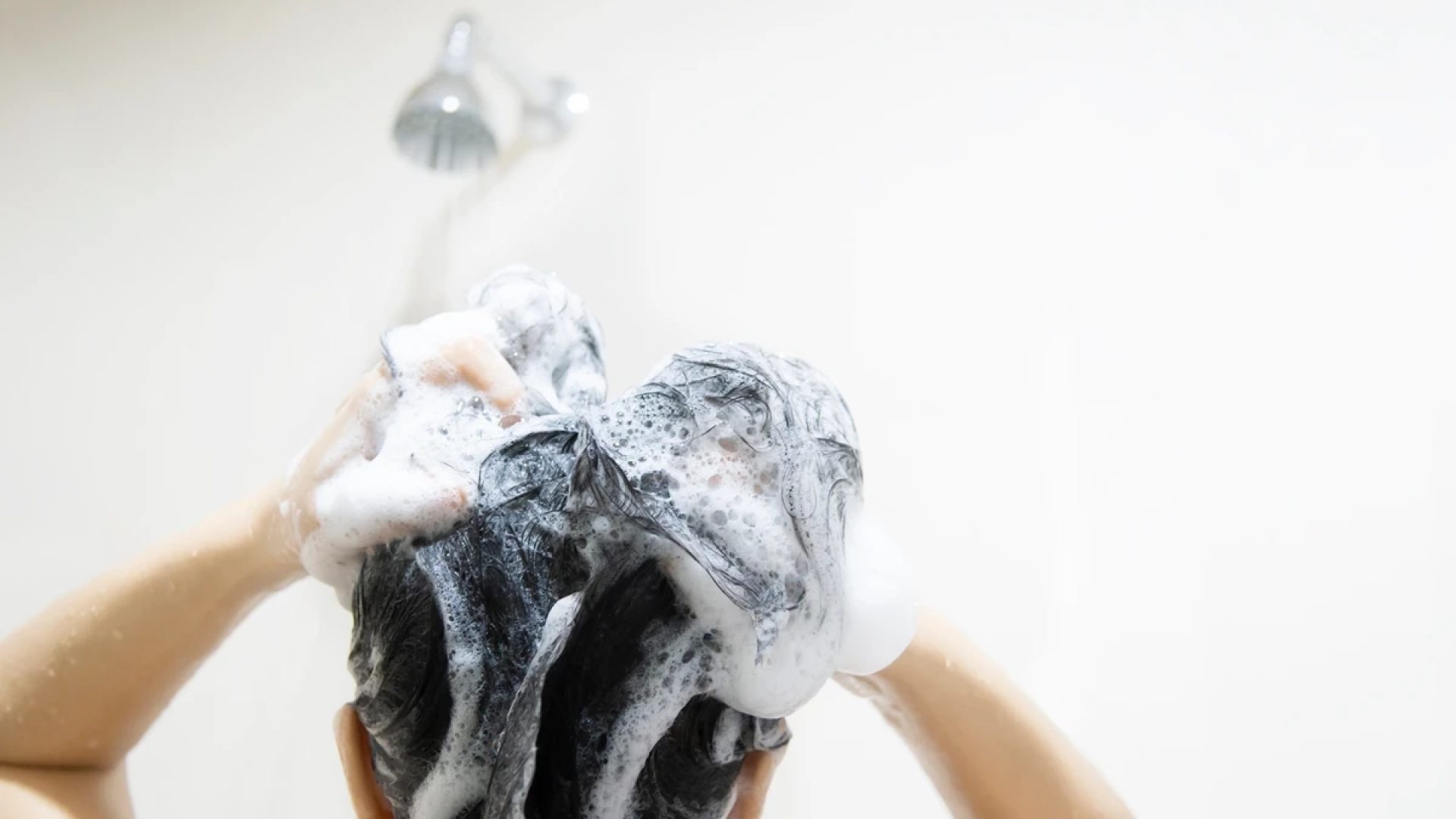 1 de 1 Imagem colorida de pessoa lavando o cabelo-Metrópoles - Foto: Freepik