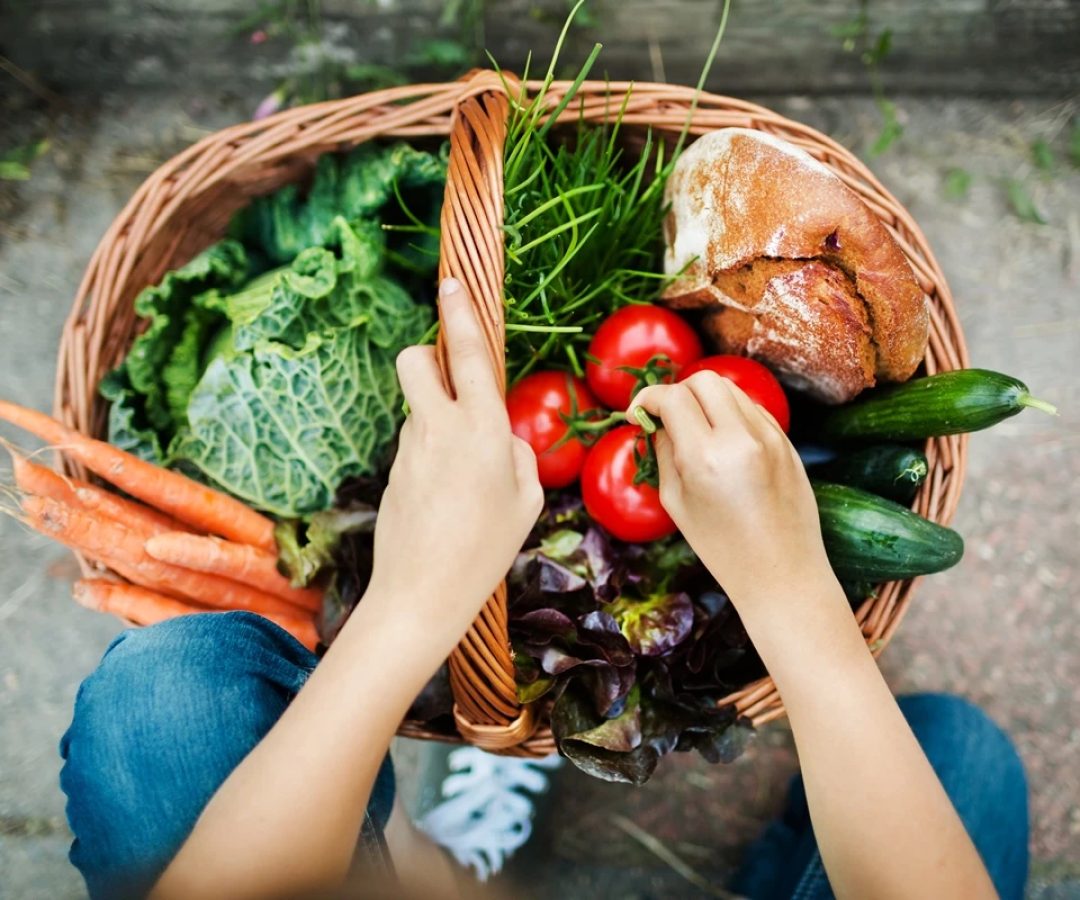 1 de 1 Foto de mulher segurando legumes - Metrópoles - Foto: Hinterhaus Productions/ Getty Images
