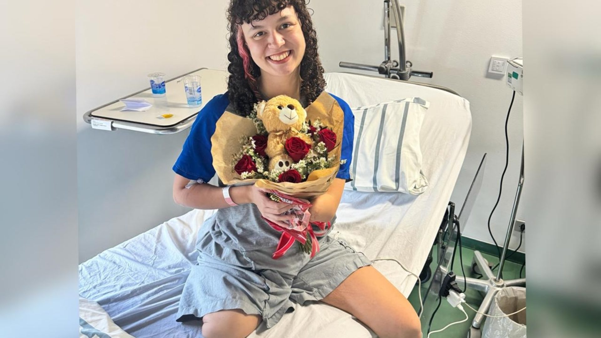 1 de 1 Foto colorida de menina em ambiente hospitalar segurando buquê de flores - Metrópoles. -...