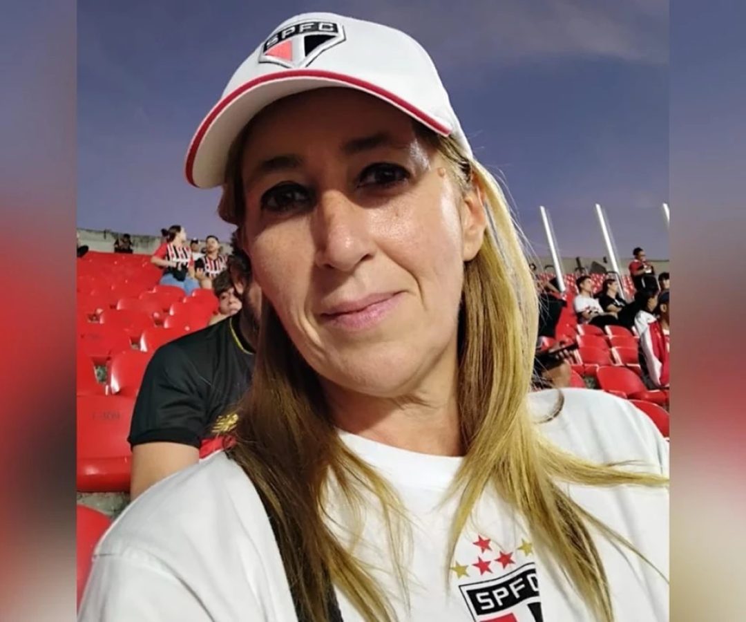 1 de 1 Foto da personagem Alexsandra Pescuma, uma mulher branca e loira. Ela usa boné branco do ...