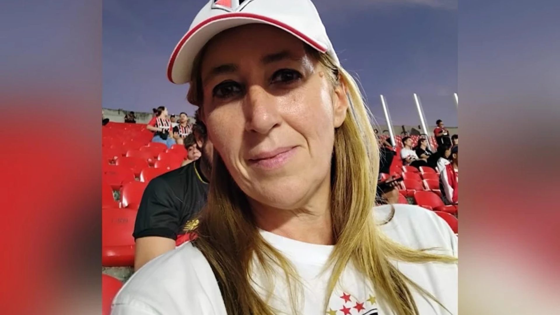 1 de 1 Foto da personagem Alexsandra Pescuma, uma mulher branca e loira. Ela usa boné branco do ...