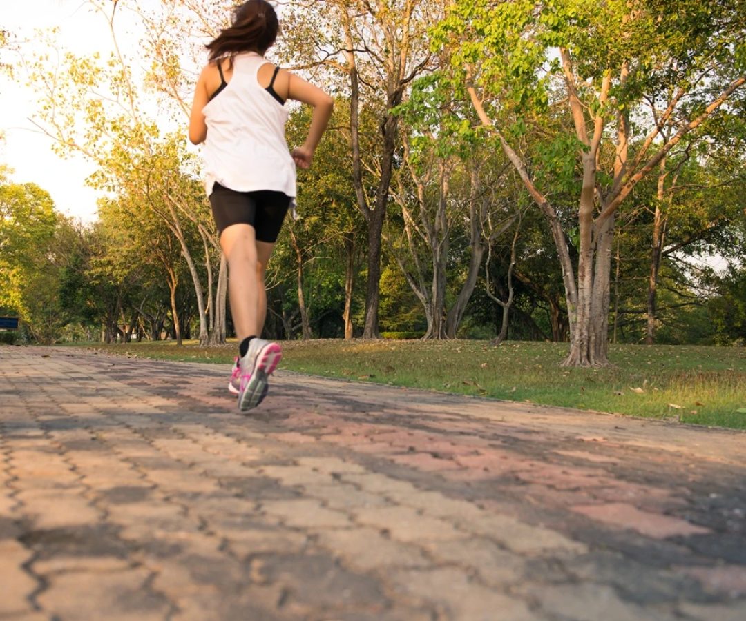 1 de 1 Jovem mulher correndo na mata, treinando e se exercitando para uma maratona de trilha ao n...