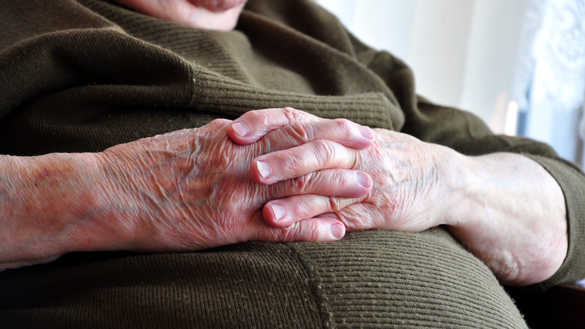 Foto colorida de homem branco idoso - Obesidade representa 10% das mortes por infecção no mundo...