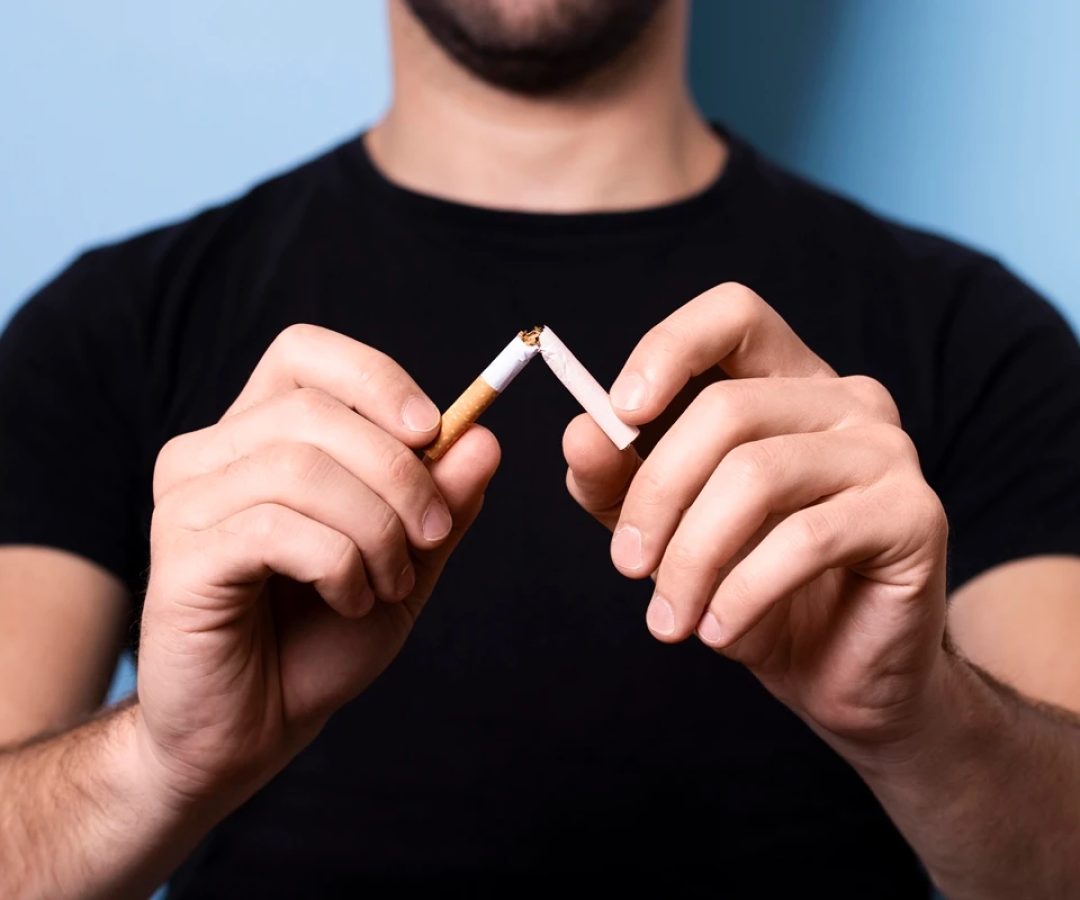 1 de 1 Close-up das mãos de um homem segurando um cigarro partido ao meio - Cardiologistas expli...