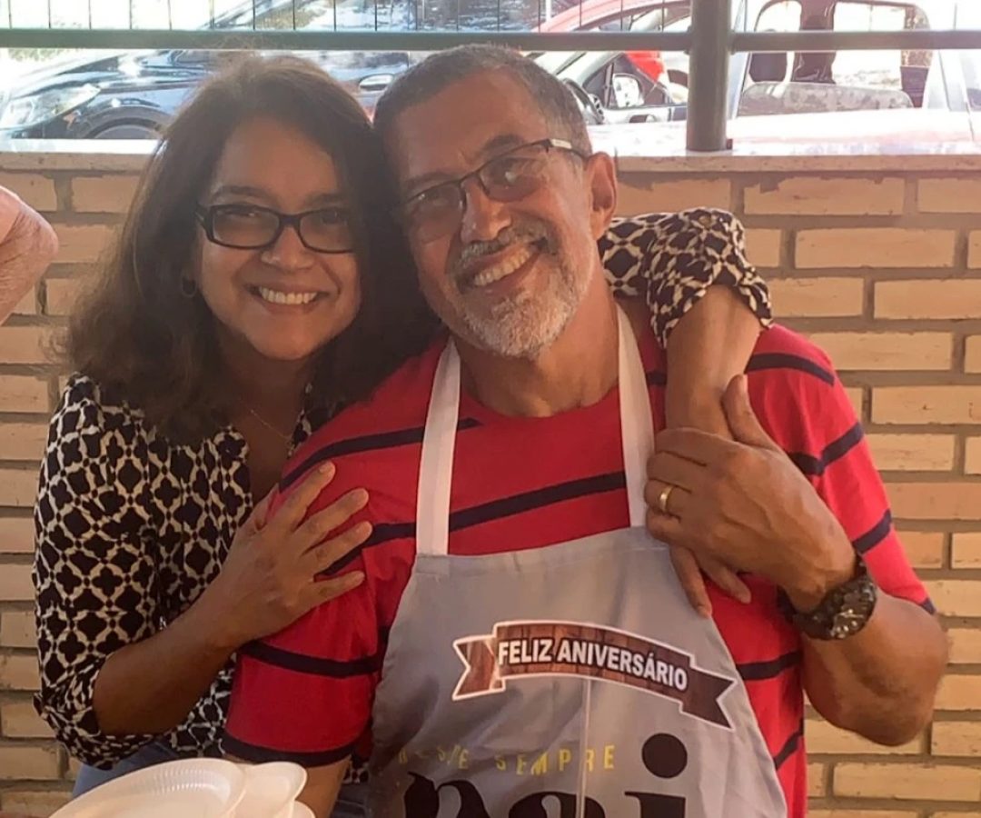 1 de 1 Foto colorida de casal se abraçando, sorrindo para foto - Metrópoles - Foto: Arquivo pes...