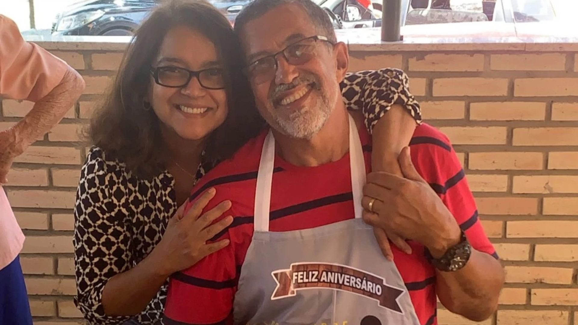 1 de 1 Foto colorida de casal se abraçando, sorrindo para foto - Metrópoles - Foto: Arquivo pes...