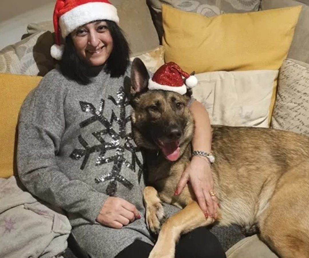 1 de 1 Foto colorida de mulher sentada em sofá ao lado de cachorro - Metrópoles. - Foto: Reprod...