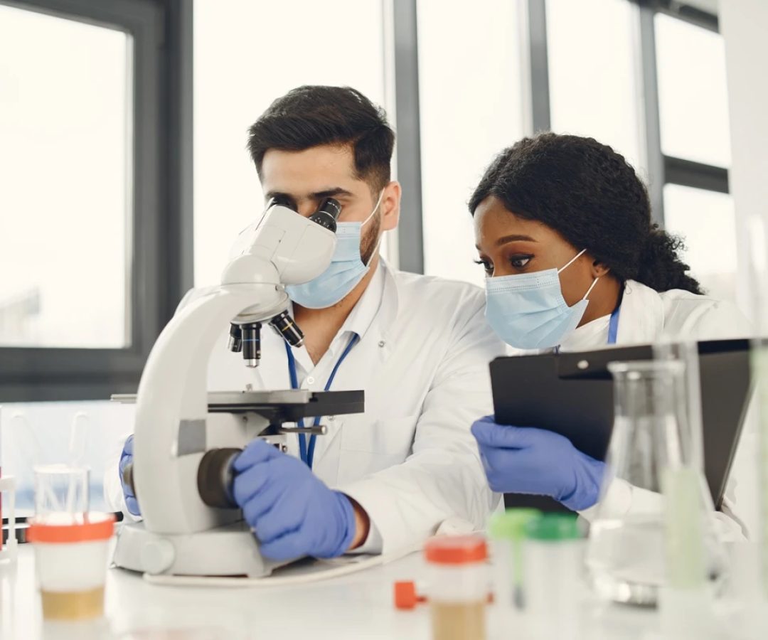 1 de 1 foto colorida de pesquisadores em laboratório - Metrópoles - Foto: Magnific