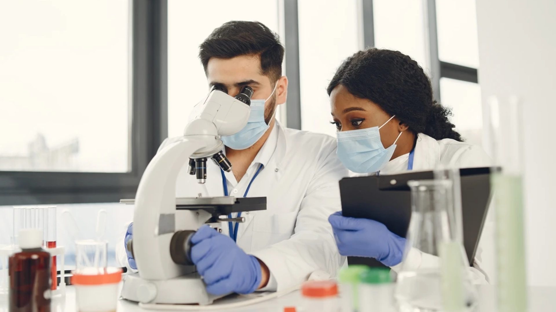 1 de 1 foto colorida de pesquisadores em laboratório - Metrópoles - Foto: Magnific