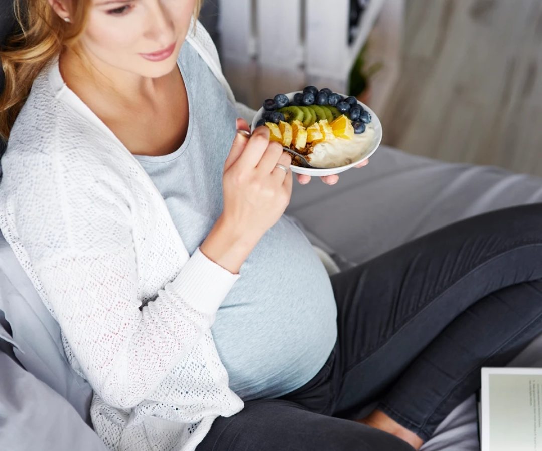 1 de 1 Grávida com desejos alimentares, comendo salada de frutas- Metrópoles - Foto: Magnific