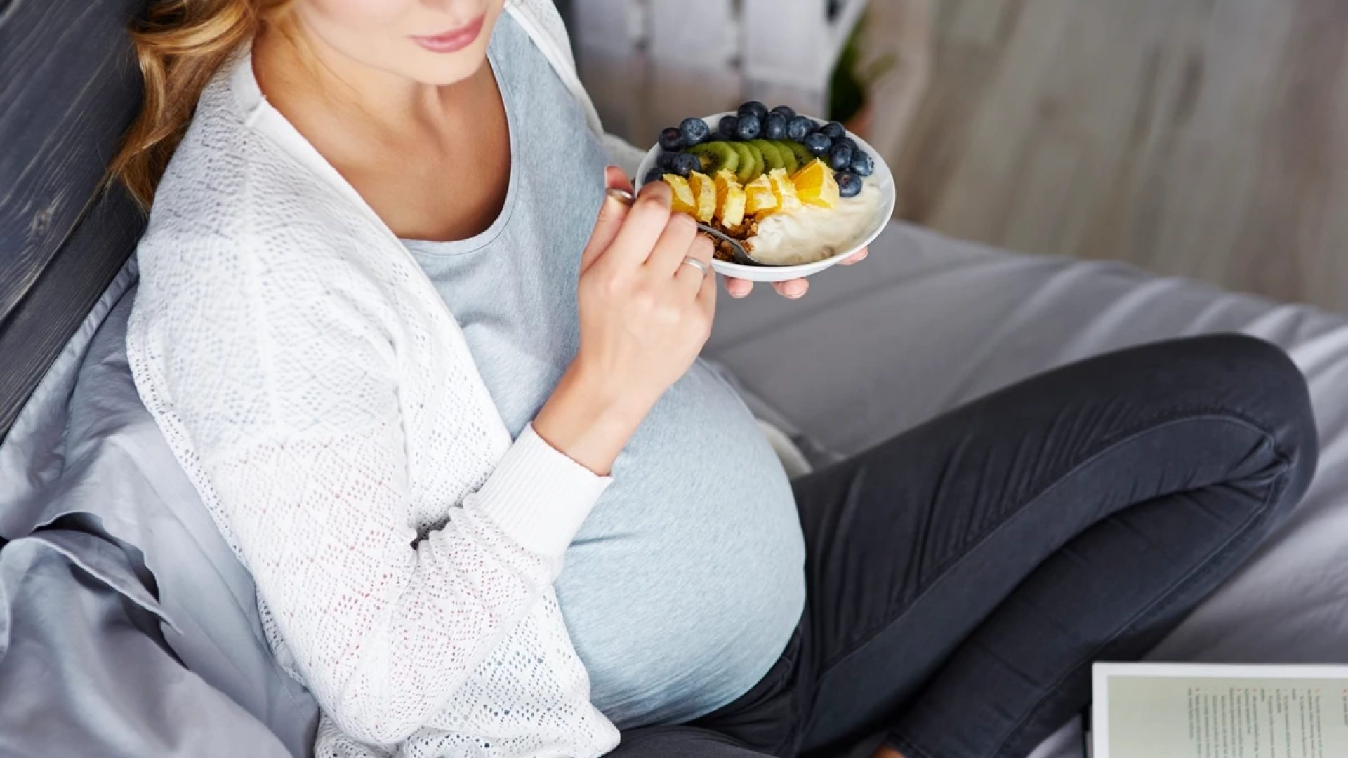 1 de 1 Grávida com desejos alimentares, comendo salada de frutas- Metrópoles - Foto: Magnific