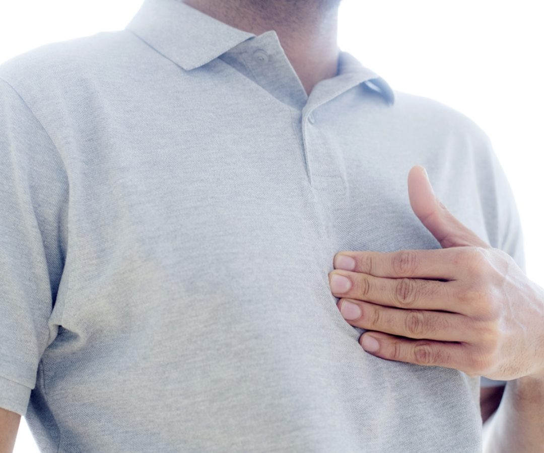 1 de 1 Imagem mostra homem de camisa clara com a mão no peito, com refluxo - Metrópoles - Foto:...