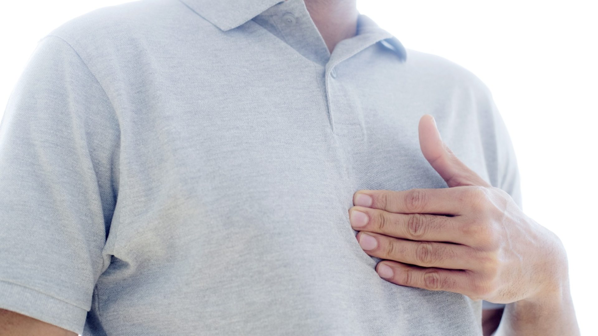 1 de 1 Imagem mostra homem de camisa clara com a mão no peito, com refluxo - Metrópoles - Foto:...