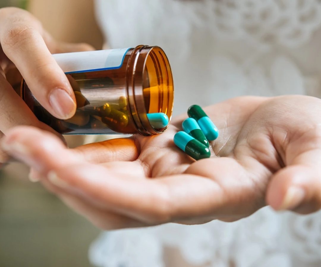 1 de 1 Pessoa tomando remédio- Metrópoles - Foto: Freepik